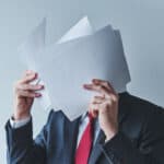 „Un proces greoi și umilitor”, „trebuie să depun mereu acte pe care școala deja le are”, printre reclamațiile profesorilor și părinților despre birocrația din școli, pe platforma guvernamentală „Fără hârtie”