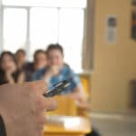 Toți profesorii care lucrează cu elevi cu cerințe educaționale speciale vor primi sporul de până la 15%, inclusiv cei din CJRAE/CMBRAE – solicitare acceptată de ministerul Muncii, transmit sindicatele din Educație