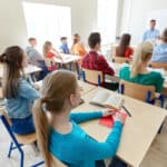 Educația anti-violență de gen va fi inclusă în programa școlară prin Legea anti-femicid, trimisă la promulgare. Profesorii vor avea cursuri în formarea inițială și continuă