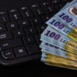 Alianța organizațiilor studențești: Fondul de burse scade cu aproape 60% în 2026, pentru că guvernul l-a plafonat la nivelul lunii decembrie 2025, când era plafonat la nivelul lunii noiembrie 2024 / ANOSR i-a cerut ministrului Dimian să „operaționalizeze cu celeritate fondul acordat pentru bursele sociale” ale studenților