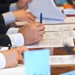 Directorii și inspectorii școlari ar putea fi degrevați total sau parțial de orele de predare. Proiect de lege: directorii au ajuns să predea 10 ore pe săptămână și este afectat managementul școlilor