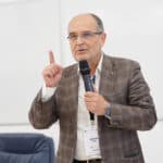 Contează că în clasa a V-a gândirea critică este parte a curriculei, dar mi-ar face plăcere să o văd la fiecare materie în parte, altfel oamenii sunt nepregătiți atunci când termină școala, spune fostul ministru al Educației Adrian Curaj, care a introdus planurile cadru pentru gimnaziu