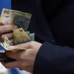 Întrebat cu cât crește salariul de ministru în noul proiect al legii salarizării în raport cu salariul profesorului debutant, Dragoș Pîslaru a spus că legea salarizării e o evaluare obiectivă, făcută tehnic, nu politic