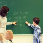 La orele de matematică din școala primară, limbajul de specialitate poate avea efect mai puternic asupra învățării decât termenii simpli, dacă este susținut cu alte instrumente explicative în predare – studiu