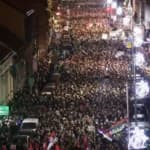 Zeci de mii de oameni au demonstrat la Belgrad pentru a cere alegeri anticipate și a denunța corupția regimului Vucic / Mişcarea condusă de studenţi, care au ocupat toate universităţile din Serbia timp de un an, este acum susţinută de milioane de cetăţeni