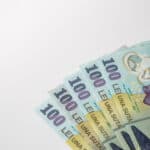 UTIL Elevii care termină clasa a XII-a anul acest pot beneficia de indemnizație de șomaj în valoare de 330 de lei timp de șase luni / Cei care se angajează pentru prima dată pe perioadă nedeterminată pot primi o primă de stabilitate de 1.000 de lei lunar în primul an