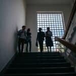 Jumătate din întreaga reducere a personalului bugetar din România, în ultimul an, a venit din școli, care au pierdut cu aproape 6.000 de angajați mai mult decât toate primăriile, consiliile județene și instituțiile locale la un loc – analiză