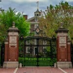 Fraude AI masive la examene impun o dezbatere profundă care să prevină sfârșitul învățământului superior, afirmă un conoscut economist de la Universitatea Brown din SUA