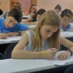 Peste 2.300 de elevi de clasa a VIII-a din 38 de școli susțin azi reluarea simulării Evaluării Naționale 2026, la Matematică