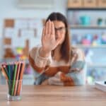 Salariul profesorului debutant ar fi trebuit să ajungă la peste 5.000 de lei net în 2026, cu aproape 1.300 de lei mai mult decât în prezent