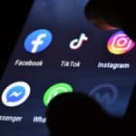 Organizațiile europene de tineri și elevi contestă planurile de interzicere generalizată a accesului copiilor la social media, cer reguli mai stricte pentru platformele online și mai multă educație media – anchetă Euronews