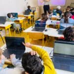 Cursuri de programare și design digital pentru elevii din clasele primare și gimnaziu, alese de părinți la Liceul Francez „Anna de Noailles” din București / Tehnologia înțeleasă din interior îi transformă pe copii din consumatori în creatori (P)