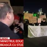 Ministrul Educației Mihai Dimian a mers în Piața Victoriei la studenții care protestau față de măsurile de austeritate care-i vizează pe ei și educația și le-a spus că a venit să-i asculte