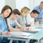 Profesorii universitari și cei de liceu, printre profesiile cu cea mai mare expunere la inteligența artificială, arată un raport al Comisiei Europene