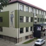Camere video au fost montate la baia fetelor de la Liceul de Artă din Focșani, după reclamaţii privind elevii fumători. Directoarea spune că sistemul nu afectează intimitatea elevelor