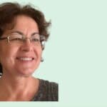 Profesorul nu poate rămâne în afara timpului său, spune profesoara Dorina Kudor, care predă despre AI în educație, după 40 de ani la catedră: Pedagogia nu se poate externaliza. Scopul este ca intenția profesorului să fie augmentată de AI, nu înlocuită
