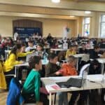 Profesorii își pot înscrie elevii din clasele a III-a, a IV-a, a V-a și a VI-a, în mod gratuit, până pe 7 mai, la Marea Aventură Digitală și pot fi coordonatorii lor. Copiii rezolvă în echipă provocări de logică și AI și pot câștiga premii / Exemple de exerciții pe care le vor primi la concurs