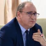 Ministrul Educației evită sistematic să se se pronunțe în cazul rectorului-senator Dan Cașcaval și al recrutării de studenți în PSD. Mihai Dimian: „În perioada interbelică, rectorii erau, cred, parlamentari de drept”, argument fals folosit și în trecut în apărarea rectorilor-politicieni