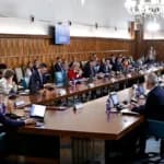 Premierul Bolojan, ședință extraordinară de guvern cu două ore înainte de votul din Parlament la moțiunea de cenzură. Primele de carieră didactică ale profesorilor și costul standard per elev sunt pe ordinea de zi