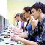 Regulile pentru echivalarea probei digitale la Bac 2026, schimbate de Ministerul Educației cu o lună înainte de înscrieri. Instituția nu explică clar cui se aplică