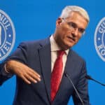 Salariile din Educație cresc cu 1,75 miliarde de lei, spune ministrul Muncii Dragoș Pâslaru, după prima rundă de negocieri cu sindicatele profesorilor pe proiectul de lege a salarizării: Am constatat mai multe lacune, pe care sper să le putem corecta