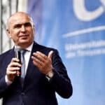 Profesorii, care țin linia de calitate în învățământul românesc și au format generații, merită respectul nostru, spune Ilie Bolojan, într-un mesaj pentru absolvenții Universității de Vest din Timișoara