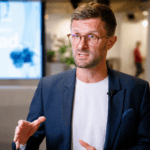 Profesorul viitorului va fi și „înțelept”, și „antrenor”. Educația de mâine va semăna cu spațiile de reflecție din Grecia Antică – David Timiș, specialist în AI
