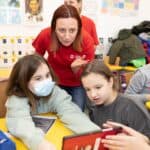 Peste 17.000 de elevi au parcurs lecțiile de Inteligență Artificială din platforma „Școala din Viitor” și 900 de profesori au fost formați anul acesta de către cei 100 de colegi, ambasadori ai programului – anunță Angela Galeța, directoarea Fundației Vodafone România