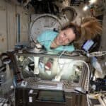 VIDEO Astronauta franceză Sophie Adenot a vorbit de la bordul Staţiei Spaţiale Internaţionale (ISS) cu aproximativ 100 de elevi: De aici vedem amprenta omului asupra naturii, mai ales pădurile care sunt transformate, seceta care se instalează pe Terra
