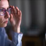 Profesori în burnout: Clase suprapopulate, mulți elevi cu CES, muncă după program și epuizare continuă / Medic: Somnul nu mai odihnește, iar dimineața îți este greu să te ridici din pat