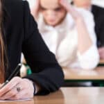 Contradicție în ghidul Ministerului Educației pentru Bacalaureat 2026, în plină caniculă: elevii primesc timp suplimentar în unele situații neimputabile lor, dar nu și dacă li se face rău în timpul examenului