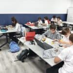 Co-teaching, robotică și evaluare prin proiecte, pentru elevii din două școli din București în programul „STEM Edu School” – comunicat