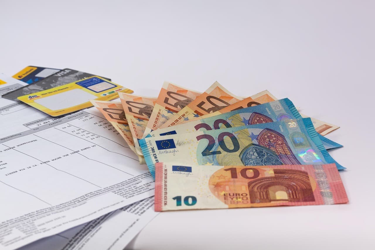 Exclusivitățile săptămânii: Facturile la Orange, Vodafone, Digi, Telekom, din euro în lei. PSD a declanșat atacul. Ciucu i-a demolat terasa lui Chef Joseph Hadad. Noua carte electronică de identitate, sistem îmbunătățit