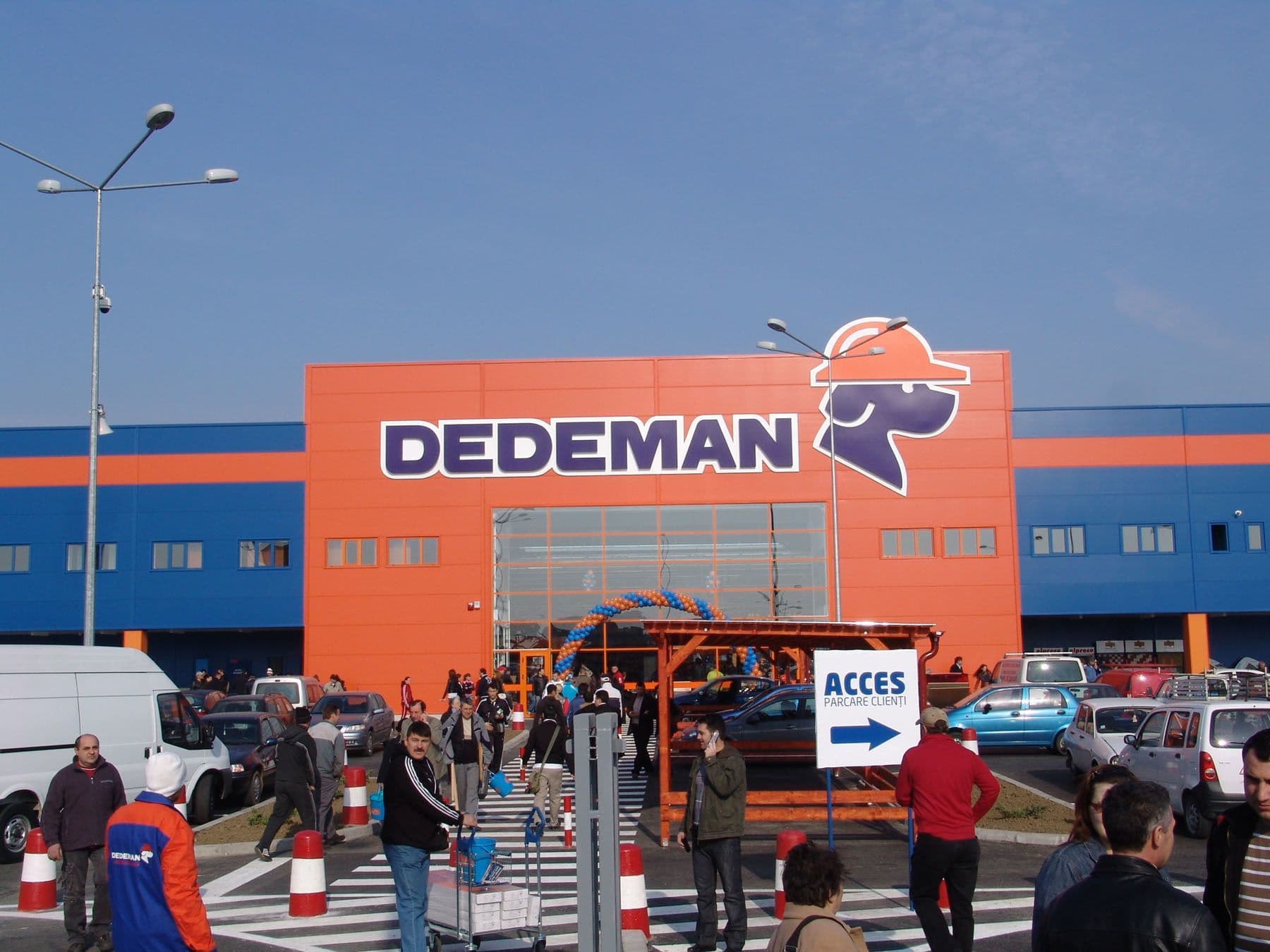 Dedeman urcă afacerile depășind o nouă bornă, nu și profitul. Mai mulți angajați