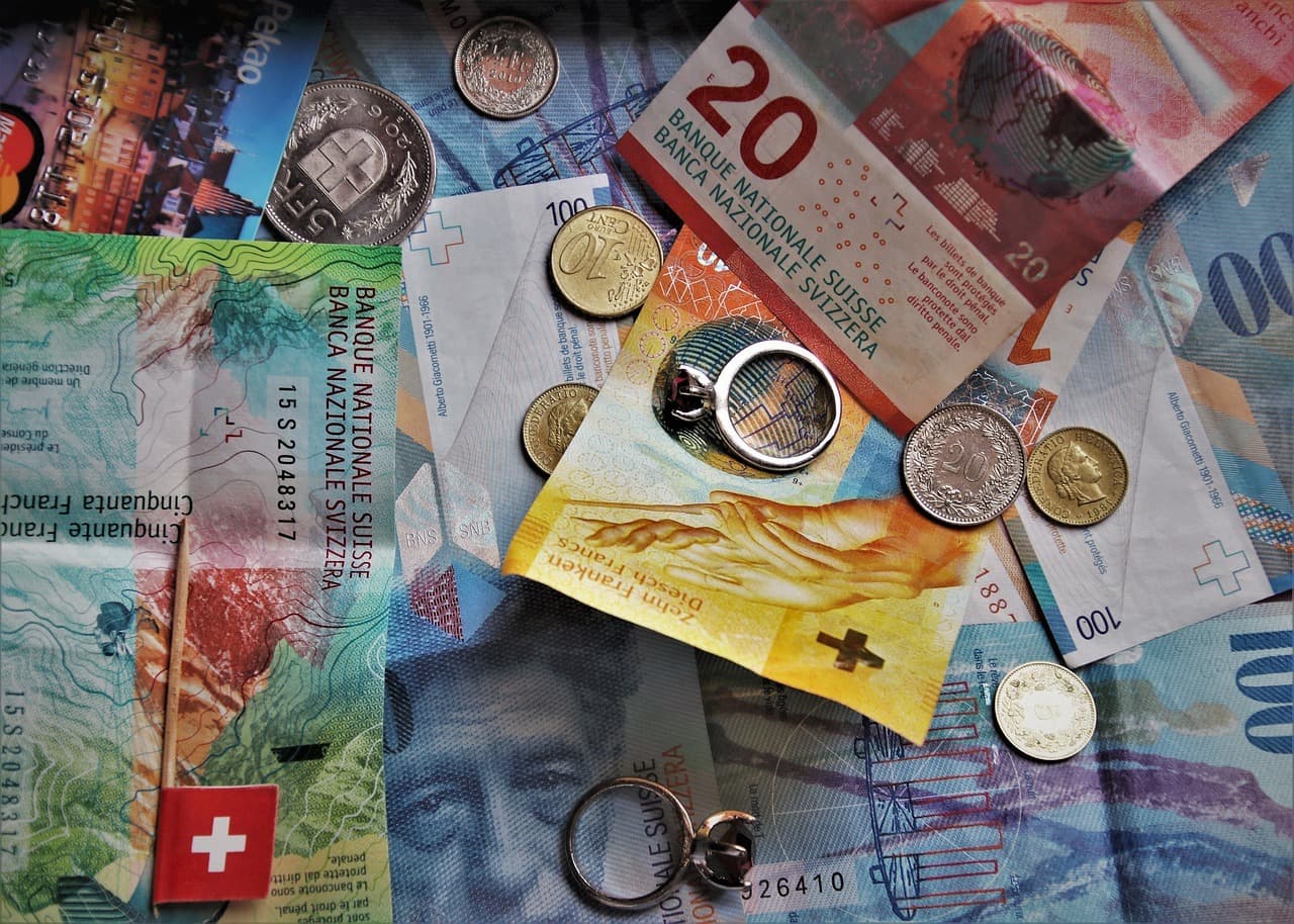 Băncile elveţiene testează utilizarea unei stablecoin legate de francul elveţian