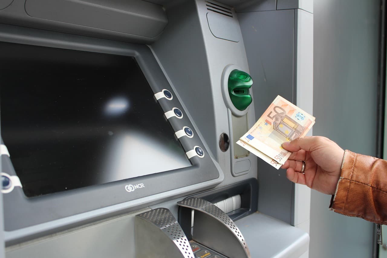 Schimbare majoră la bancomate așteptată de mulți ani. Toate băncile, obligate să elibereze la bancomate și pentru clienții altor bănci sume personalizate, nu prestabilite - proiect