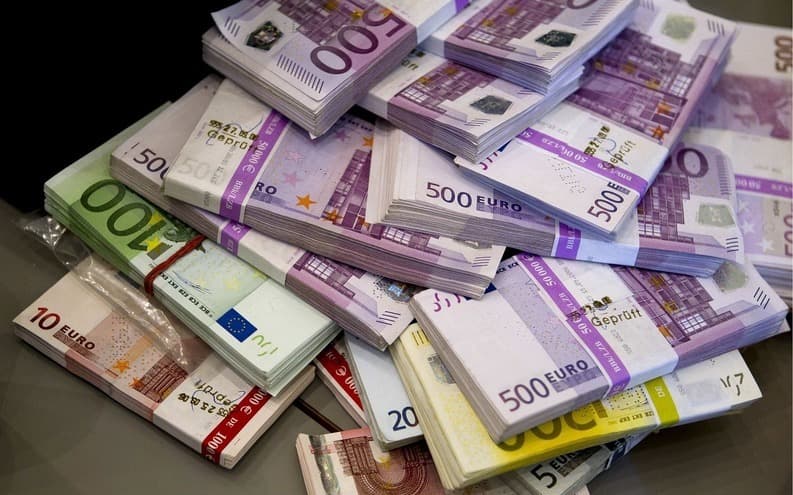 Împrumuturile luate de Guvern în acest an au trecut de 115 miliarde lei. Instabilitatea guvernamentală și eventuale eșecuri în PNRR ar putea complica situația