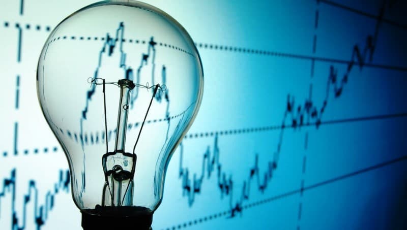 Factura zero la energie în anumite ore, primele rezultate. Oferta cu preț variabil a PPC arată că 83% dintre consumatorii par dispuși să-și modifice comportamentul: să consume un KWh la prânz decât unul cu costuri de 10 ori mai ridicate seara