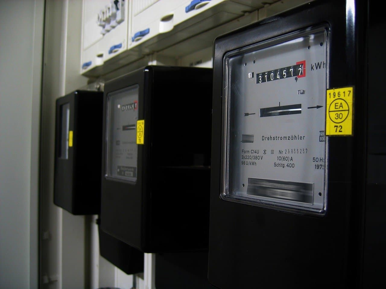 Furnizorii de energie electrică vor fi obligaţi să trimită o notificare consumatorilor când ating 80% din consumul lunar estimat