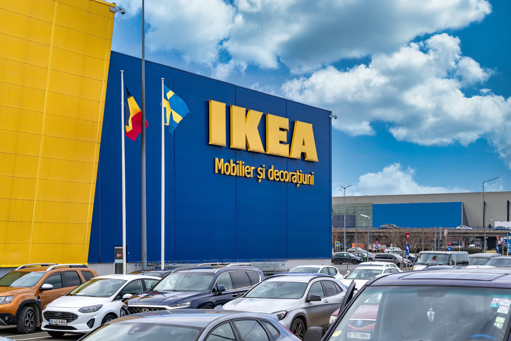 FOTO IKEA își pune angajații pe pantofi cu role ce folosesc AI