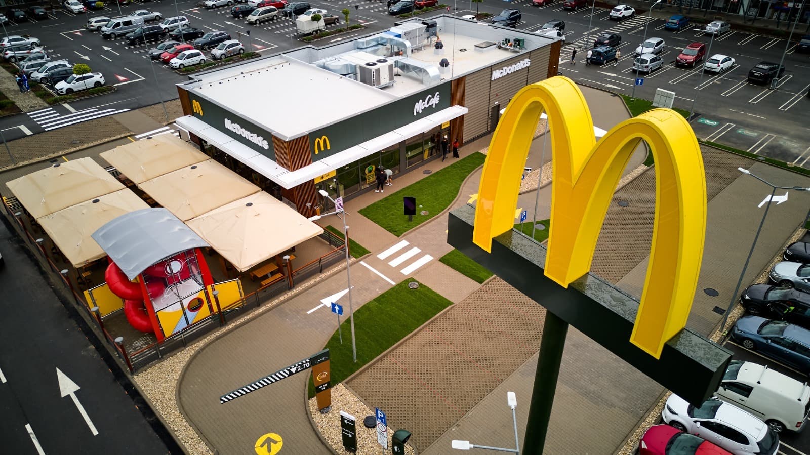 McDonald’s recrutează în România, sute de posturi deschise. Ce salarii oferă