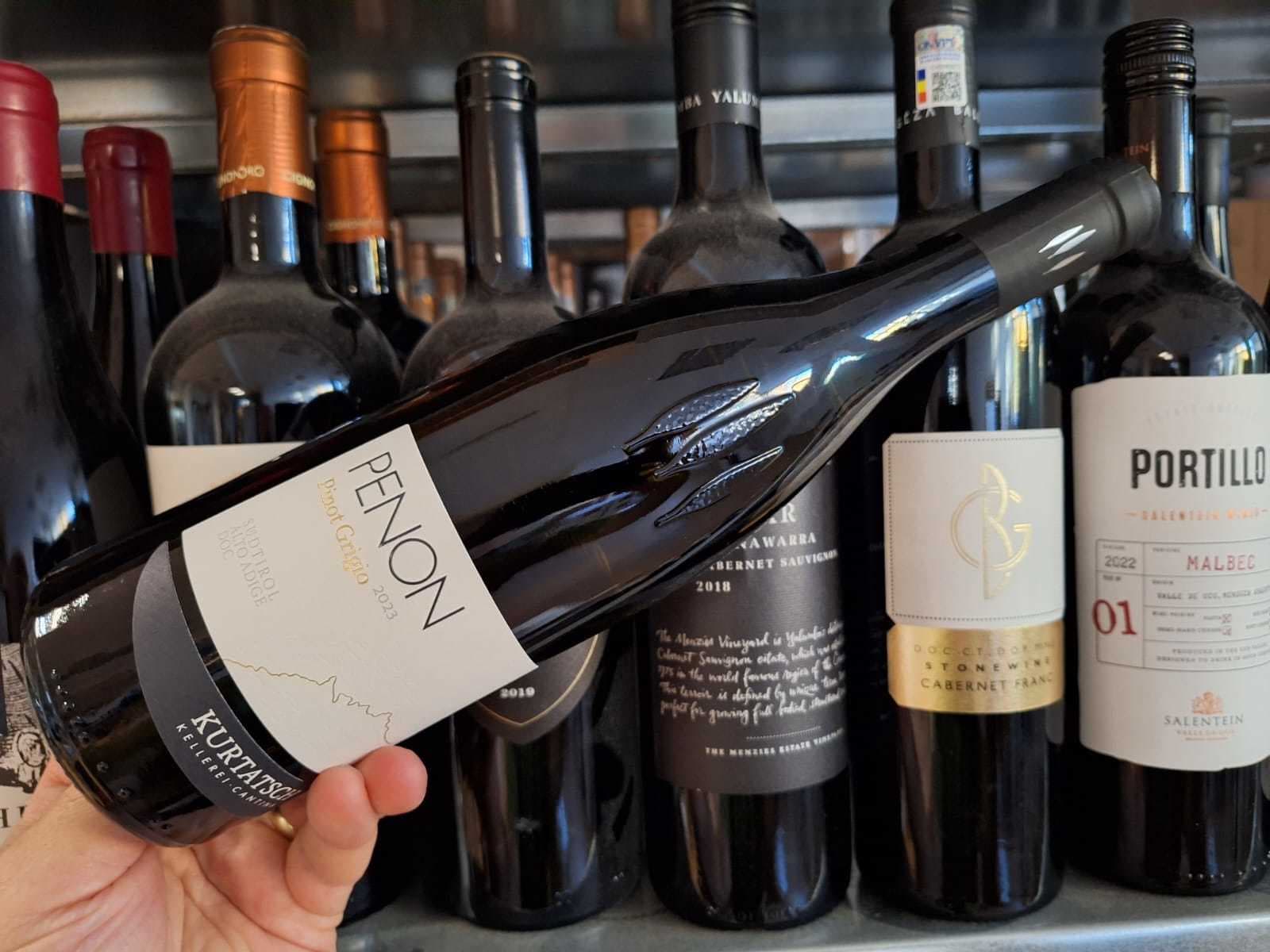 Vinul zilei: un Pinot Grigio elegant și complex, cotat cu 94 de puncte James Suckling. Un vin cu note de piersici galbene, pere coapte și pepene galben, susținute de o mineralitate distinctă și o aciditate revigorant