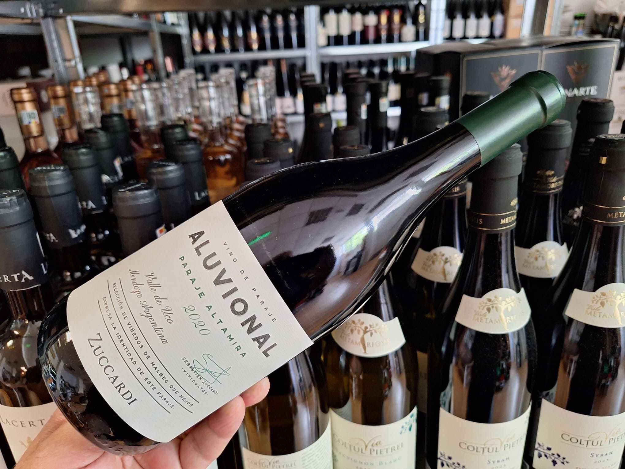 Vinul zilei: un Malbec de altitudine din Valle de Uco, cotat cu 96 de puncte Robert Parker și 96 de puncte James Suckling. Arome de căpșune, cireșe și prune coapte, susținute de mineralitate elegantă, taninuri fine și un final lung, profund și rafinat