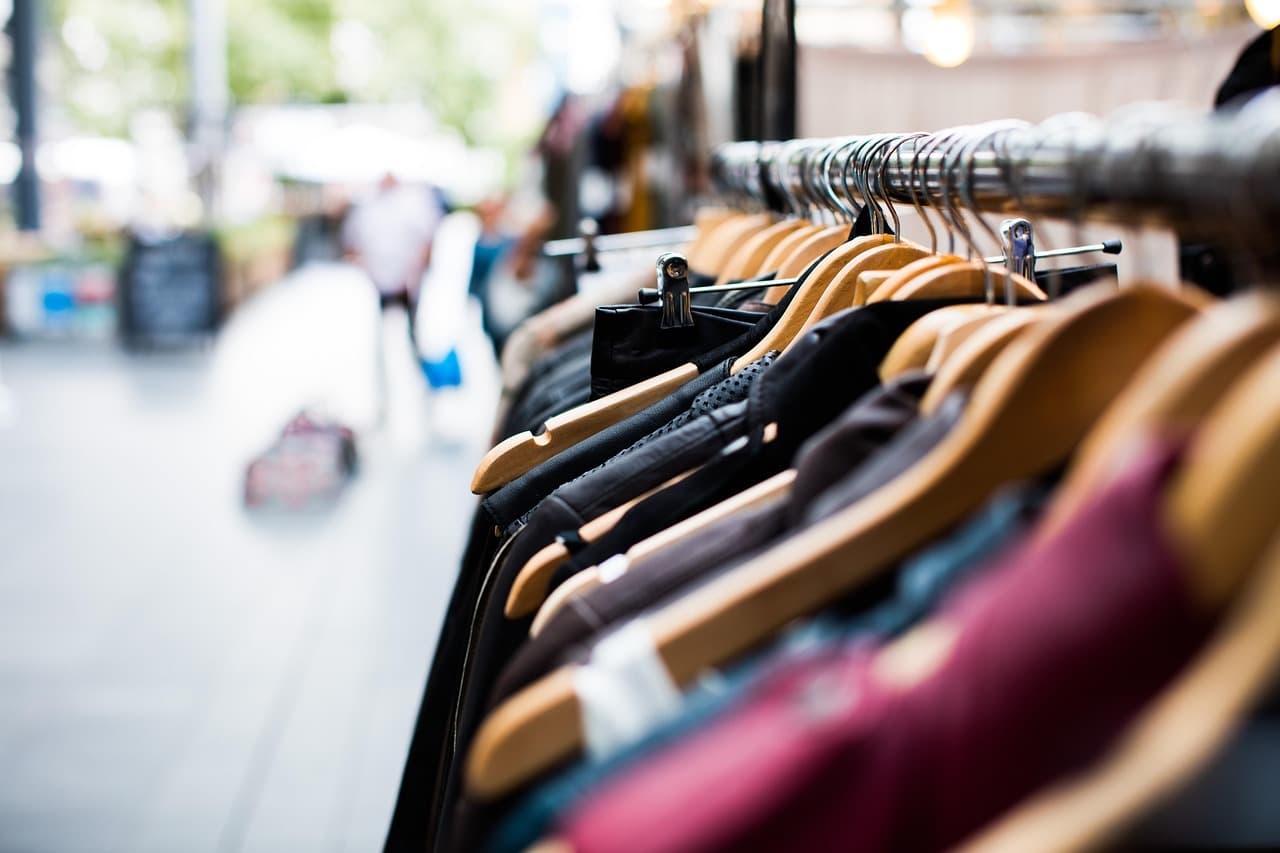 Comenzile producătorilor de textile din România s-au prăbușit. Principala cauză a scăderii - noile reglementări UE privind sustenabilitatea