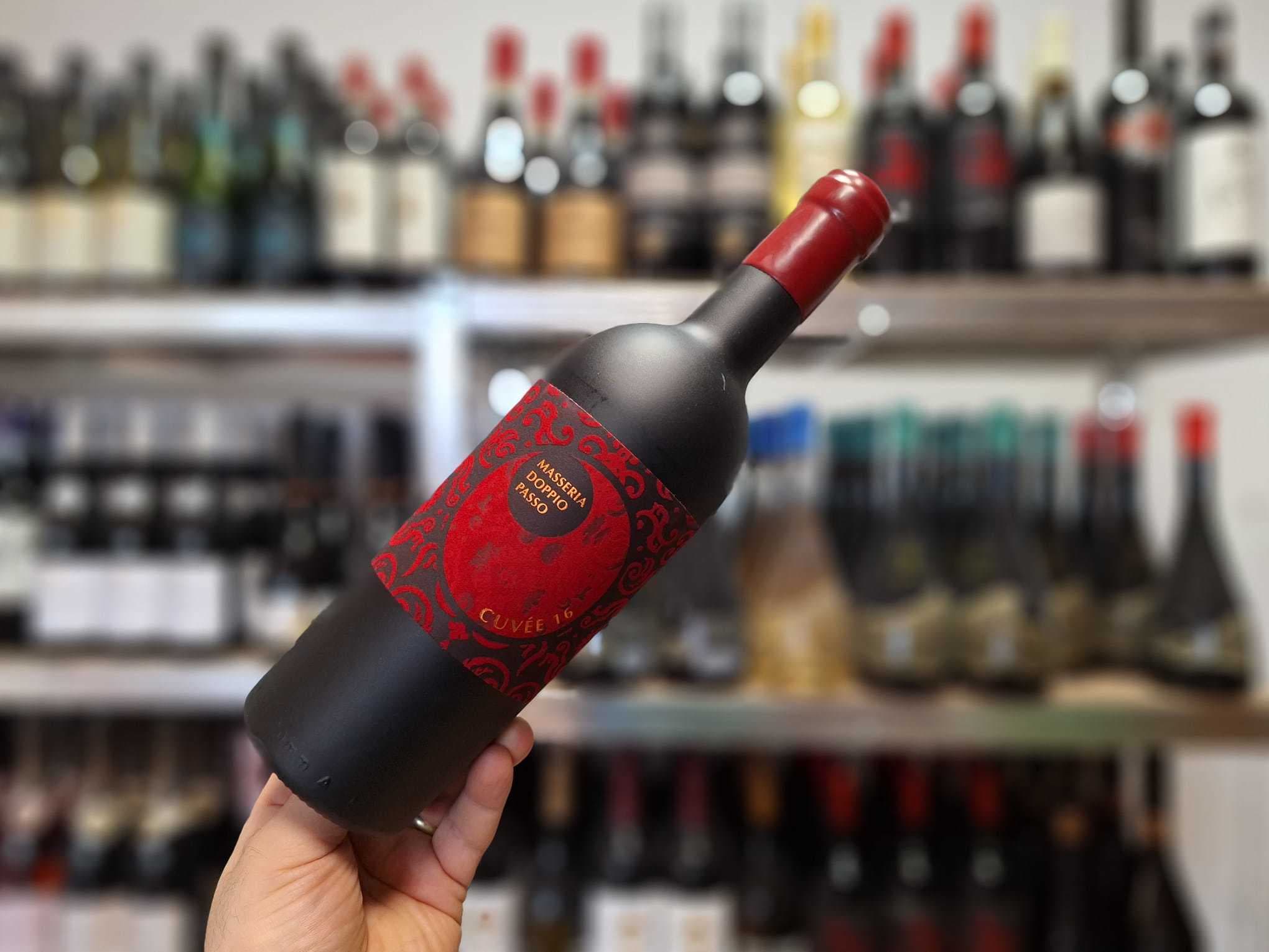 Vinul zilei: un cupaj din Primitivo și Negroamaro, cotat cu 98 de puncte Luca Maroni, care seduce prin aromele de fructe roșii coapte, dulcețuri, ciocolată, condimente și tutun. Catifelat, generos și perfect alături de preparate la grătar sau brânzeturi m