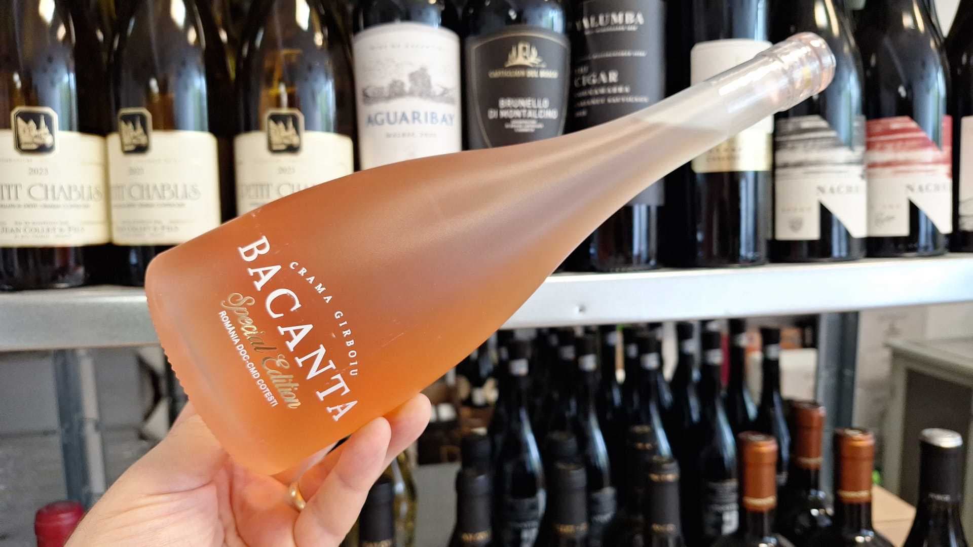 Vinul zilei: o Busuioacă de Bohotin cu arome de trandafiri sălbatici, zmeură, fructul pasiunii, mango și lychee, susținute de o prospețime vibrantă și un final elegant, ușor mineral