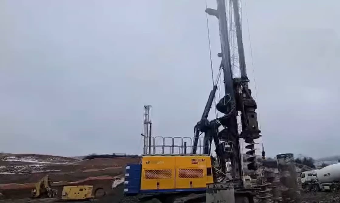 VIDEO La muncă de 1 Mai pe autostrada Sibiu-Pitești: Astăzi, când mulți sunt la grătar, echipele sunt la datorie. Să sperăm că, în timp ce noi deschidem drumul prin munte, cei responsabili de grătare nu ard friptura