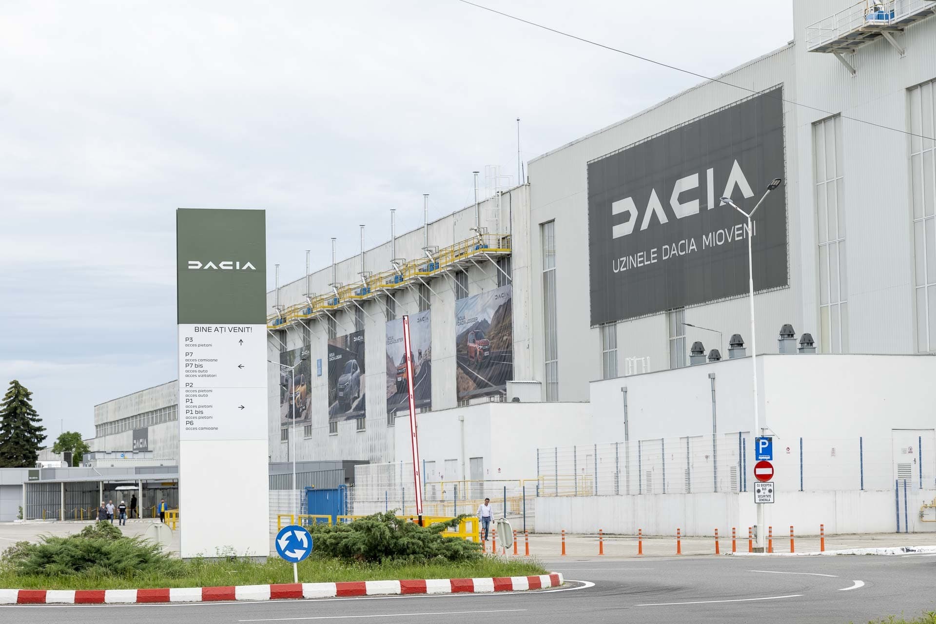 ULTIMA ORĂ Dacia renunță la investiții de extindere a fabricii din Mioveni și alege creșterea profitului. Șeful Dacia vine astăzi la Bolojan