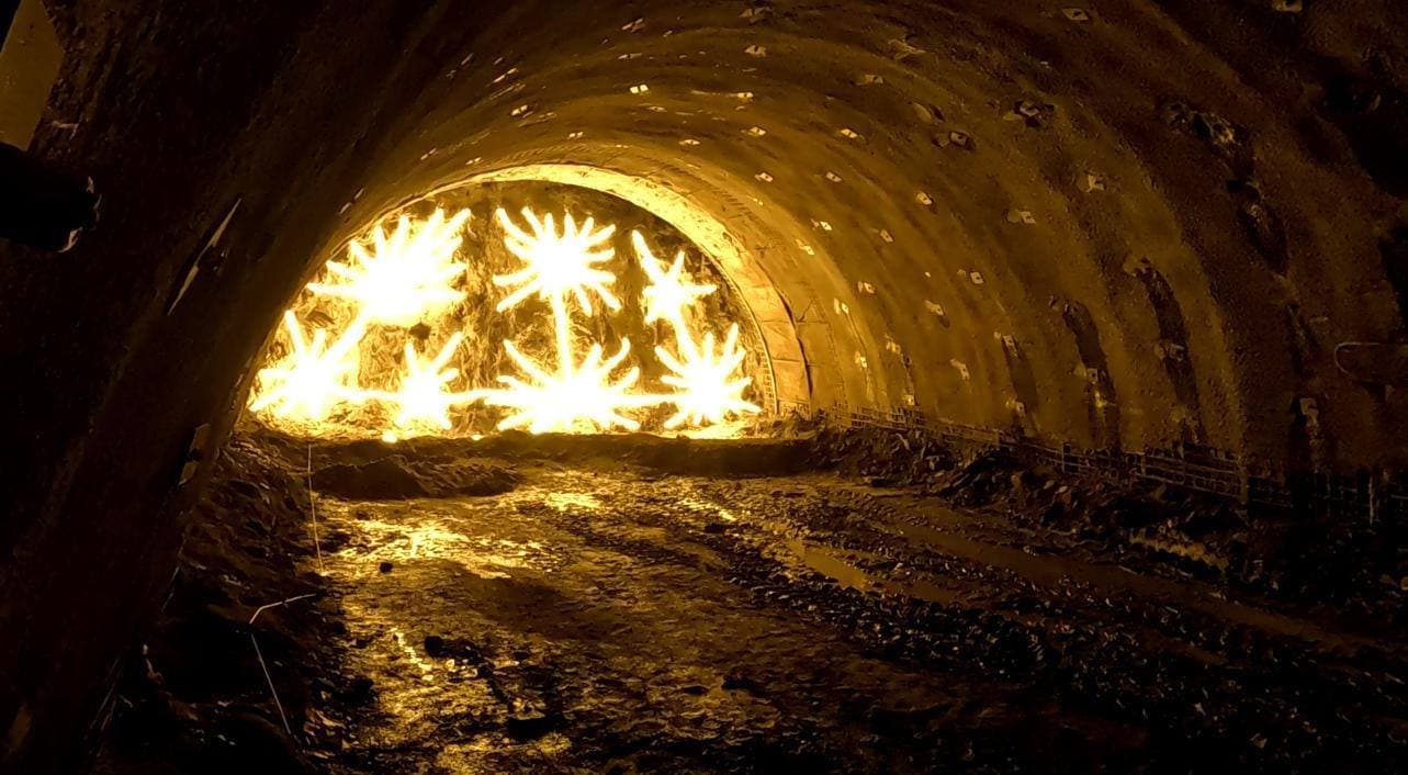 VIDEO Una dintre cele mai importante autostrăzi din România. Lucrările avansează vizibil pe Autostrada A1 Sibiu–Pitești, Lotul 2 Boița. "Internetul a EXPLODAT: De ce pare tunelul drept mai mare decât cel stâng?!"