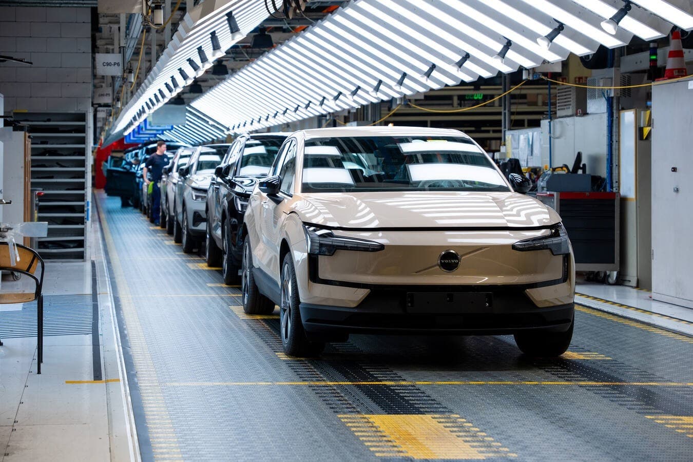 Asaltul chinezilor în Europa: Volvo își pune la dispoziție fabricile mărcilor din grupul Geely
